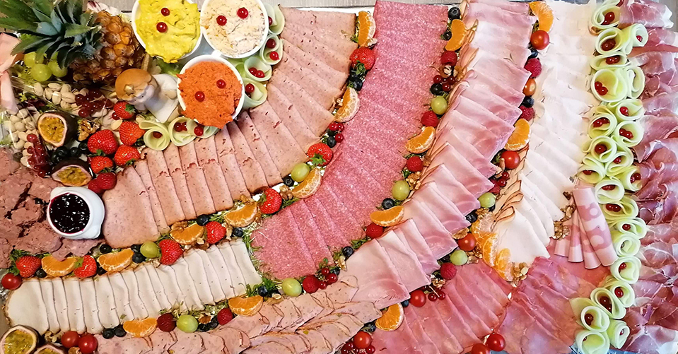 Charcutterieschotel van de traiteur van AD Delhaize Lebbeke