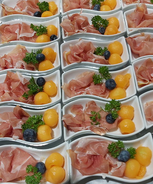 Hapjes van de traiteur van AD Delhaize Lebbeke