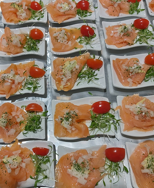 Zalmhapjes van de traiteur van AD Delhaize Lebbeke